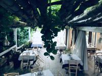 ein Restaurant mit Tischen und Stühlen und einer Traube in der Unterkunft U Ceccenate in Montalbano