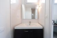 ein Bad mit einem Waschbecken und einem Spiegel in der Unterkunft studio trankil coeur d&#39;Ancenis - balcons d&#39;Ancenis in Ancenis