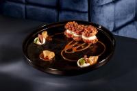 un plat avec des desserts sur une table dans l'établissement Logis Hôtel Restaurant Europa, à Maussac