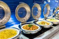 una fila de platos de comida en un mostrador en Holiday Inn Express Pattaya Central by IHG, en Pattaya central