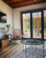 Balkón alebo terasa v ubytovaní Sworna łąka z zewnętrznym SPA- sauna, jacuzzi, balia