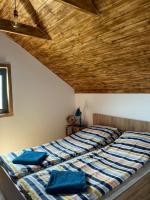 Posteľ alebo postele v izbe v ubytovaní Sworna łąka z zewnętrznym SPA- sauna, jacuzzi, balia