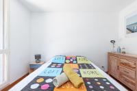 a bedroom with a bed and a dresser at Appartement familial avec jardin ensoleillé dans la cité des Potiers in Vallauris