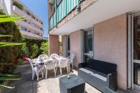 a patio with a table and chairs on a balcony at Appartement familial avec jardin ensoleillé dans la cité des Potiers in Vallauris