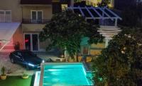 Bazén v ubytování Apartmani kike nebo v jeho okolí