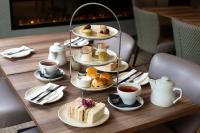 uma mesa com pratos de pastelaria e chávenas de chá em Bedford Hotel em Londres