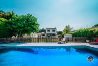 Basen w obiekcie Villa le Thor Piscine Billard Sauna et Jacuzzi lub w pobliżu