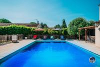Basen w obiekcie Villa le Thor Piscine Billard Sauna et Jacuzzi lub w pobliżu