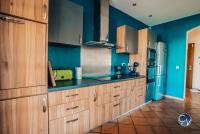 Kuchnia lub aneks kuchenny w obiekcie Villa le Thor Piscine Billard Sauna et Jacuzzi