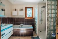 Łazienka w obiekcie Villa le Thor Piscine Billard Sauna et Jacuzzi