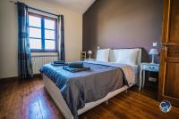 Łóżko lub łóżka w pokoju w obiekcie Villa le Thor Piscine Billard Sauna et Jacuzzi
