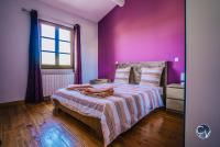 Łóżko lub łóżka w pokoju w obiekcie Villa le Thor Piscine Billard Sauna et Jacuzzi