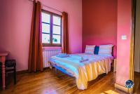 Łóżko lub łóżka w pokoju w obiekcie Villa le Thor Piscine Billard Sauna et Jacuzzi