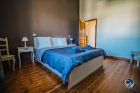 Łóżko lub łóżka w pokoju w obiekcie Villa le Thor Piscine Billard Sauna et Jacuzzi