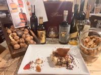 una mesa con un plato de comida y botellas de vino en Hotel Il Cavaliere Nero, en Tirrenia