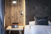 A bed or beds in a room at Hotel Dosses