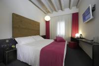 A bed or beds in a room at Hotel Forte del 48