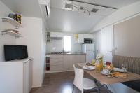 Kuchyňa alebo kuchynka v ubytovaní Salve Croatia Mobile Homes in Amadria Park Trogir