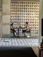 dos personas sentadas en una mesa frente a una pared en Saffron Robes Living, en Hikkaduwa