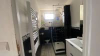 a bathroom with a shower and a toilet and a sink at Le Goeland 3 ,balcon petite vue mer latérale au 3 eme étage sans ascenseur in Toulon