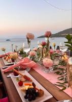 un tavolo con piatti di cibo e fiori sopra di Lavinya Otel a Golturkbuku