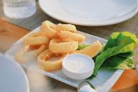 un piatto di cibo con patatine fritte e lattuga di Lavinya Otel a Golturkbuku