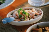 una ciotola di gamberi con un cucchiaio su un tavolo di Lavinya Otel a Golturkbuku