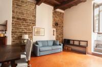 Posedenie v ubytovaní Aurora's, Renaissance Suite, Historic Apartment, pivot location, few walks from all, AC bedroom
