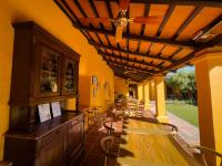 un restaurant avec des tables et des chaises sur une terrasse dans l'établissement La Casona de Moldes, à Coronel Moldes