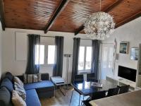 un salon avec un canapé bleu et un lustre dans l&#39;établissement Bel appartement dans le Centre Historique de Montpellier, à Montpellier