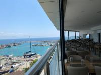 un ristorante con vista sul porto turistico di Finike Marina Hotel a Finike