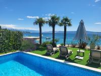 Bazén v ubytovaní BEACH FRONT VILLA FRAN - DELUXE SUITE with private pool alebo v jeho blízkosti