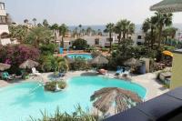 The swimming pool at or close to Apartamento con piscina climatizada y vista al mar