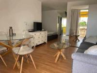 A television and/or entertainment centre at Apartamento con piscina climatizada y vista al mar