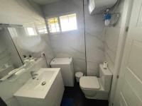A bathroom at Apartamento con piscina climatizada y vista al mar