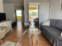 A seating area at Apartamento con piscina climatizada y vista al mar