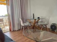 A seating area at Apartamento con piscina climatizada y vista al mar