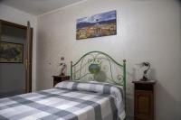 1 dormitorio con 1 cama con manta a cuadros en L&#39;Alpino, en Sulmona