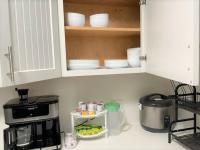 Waikiki Condo 2 Bedrooms 2 Bathrooms with 1 free parking spaceにあるキッチンまたは簡易キッチン