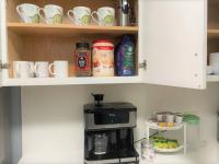 Waikiki Condo 2 Bedrooms 2 Bathrooms with 1 free parking spaceにあるキッチンまたは簡易キッチン