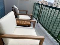 Waikiki Condo 2 Bedrooms 2 Bathrooms with 1 free parking spaceにあるバルコニーまたはテラス
