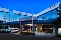 una furgoneta estacionada frente a un edificio por la noche en Marriott Melville Long Island, en Melville