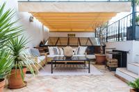 Posezení v ubytování CASA PALACIO SXVIII CON PISCINA en centro histórico de SEVILLA