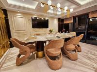 una sala da pranzo con tavolo e sedie di Asur Imperıal Hotel a Midyat