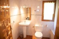 A bathroom at Gaztainuzketa Mendi Etxeak