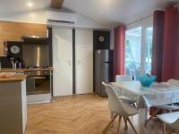 Kuchnia lub aneks kuchenny w obiekcie Mobil Home Valras Plage