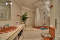 Kúpeľňa v ubytovaní Penthouse Sea View Jacuzzy terrace & pool