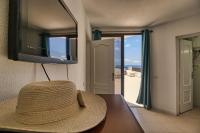 Televízia a/alebo spoločenská miestnosť v ubytovaní Penthouse Sea View Jacuzzy terrace & pool