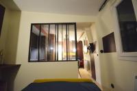 1 dormitorio con ventana grande en una habitación en Appartement design à la bourse du commerce, en París