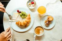 Una mesa cubierta con platos de comida y bebidas. en Next Level Premium Hotels, en Lisboa